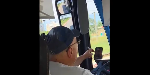 Șofer de autobuz din Constanța, filmat fumând și folosind telefonul în timp ce conducea FOTO captură video Facebook