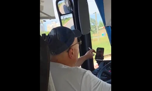 Șofer de autobuz din Constanța, filmat fumând și folosind telefonul în timp ce conducea FOTO captură video Facebook