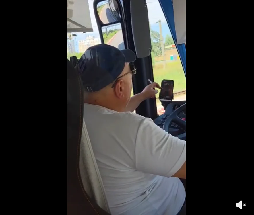 Șoferul de autobuz a fost filmat fumând și urmărind un video pe telefon. FOTO: captură Facebook
