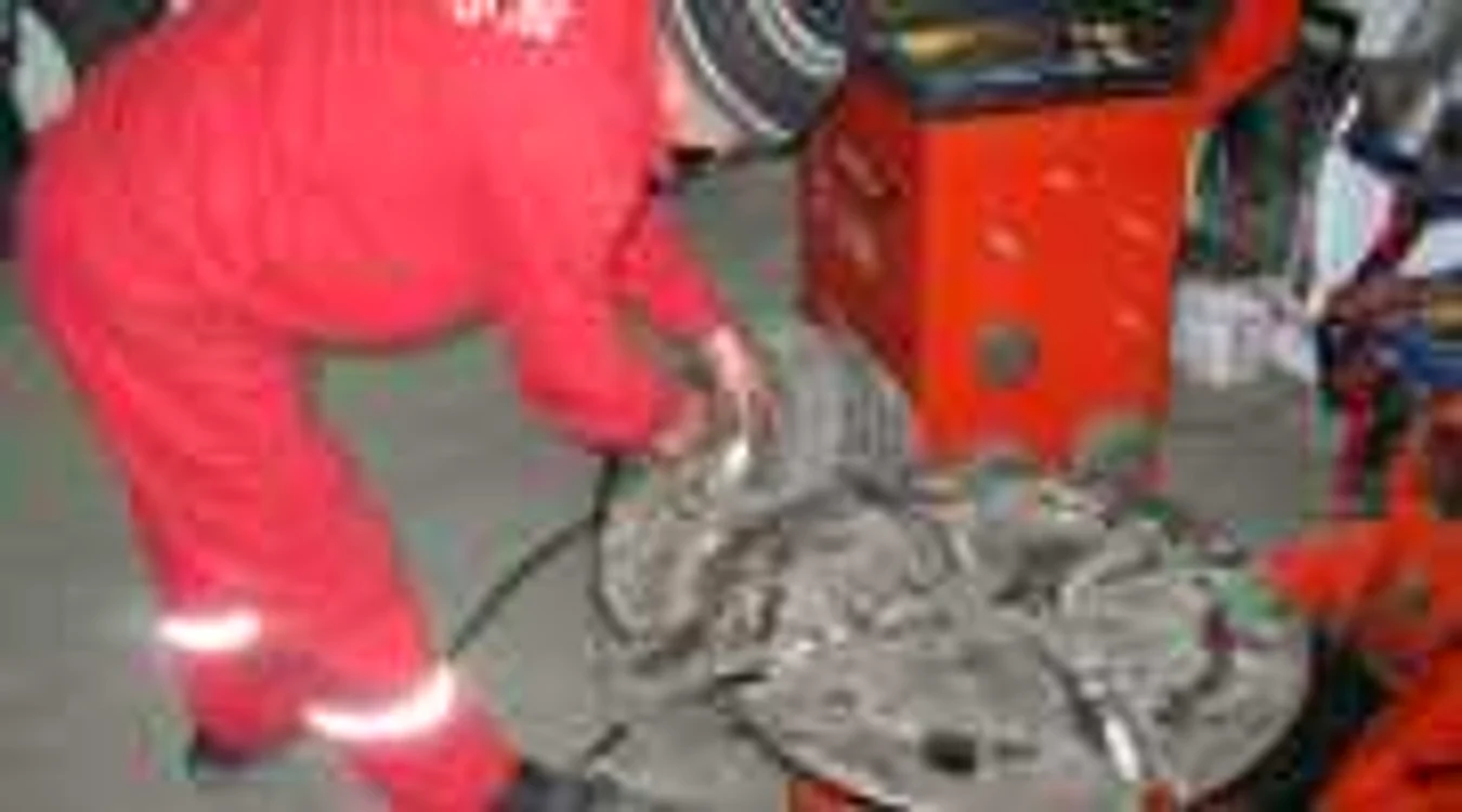 Angajaţii service-urilor auto au mult de lucru în această perioadă