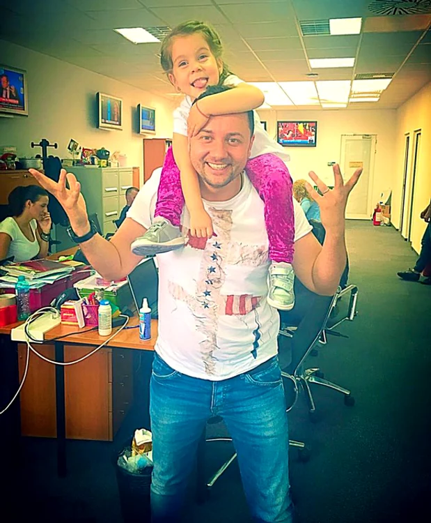 Cătălin Măruță o cară pe umeri pe Diana, fetița colegului lui, Răzvan Fodor