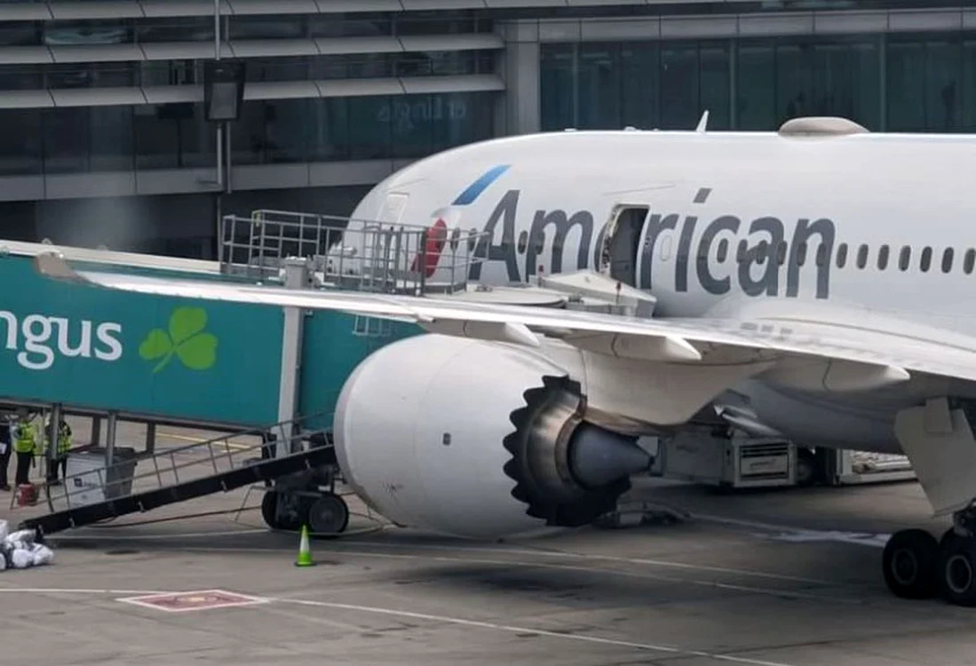 Un zbor a fost anulat  după ce ușa avionului  a căzut, în timp ce se  pregătea să decoleze