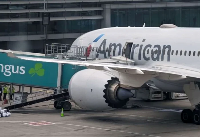 Un zbor a fost anulat după ce ușa avionului a căzut, în timp ce se pregătea să decoleze