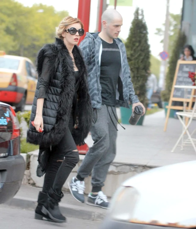 Diana Dumitrescu a fost surprinsă de fotoreporterii Click! în braţele unui regizor cunoscut drept "regele Internetului"