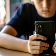 dependenta de telefoane, foto shutterstock jpg