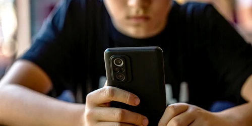 dependenta de telefoane, foto shutterstock jpg