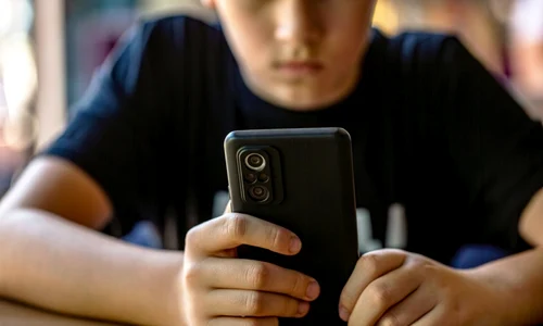 dependenta de telefoane, foto shutterstock jpg