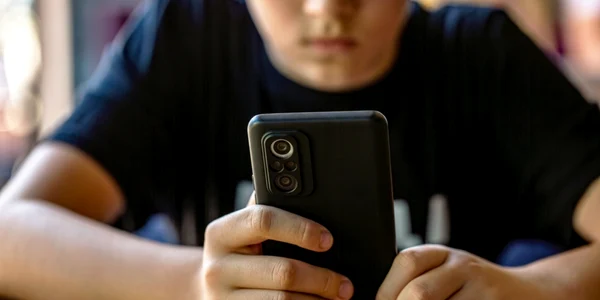 dependenta de telefoane, foto shutterstock jpg