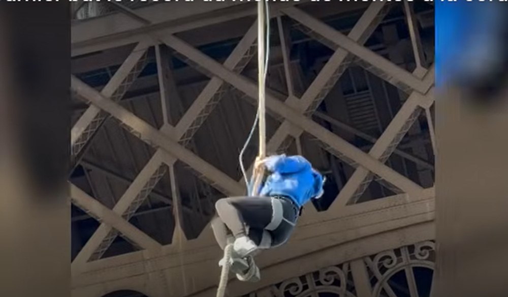 Alpinista care a doborât recordul mondial de căţărare pe frânghie prin escaladarea Turnului Eiffel. „În acest stadiu, nu mă simt amețită“  VIDEO