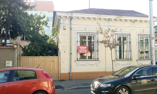 Aceasta este vila de pe strada Tunari din  Bucureşti de care soţii Lis vor să scape   Ei au lipit pe geam un anunţ de vânzare jpeg