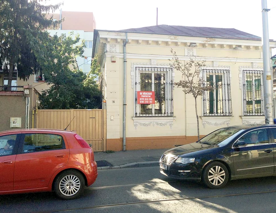 Aceasta este vila de pe strada Tunari din  Bucureşti de care soţii Lis vor să scape.  Ei au lipit pe geam un anunţ de vânzare