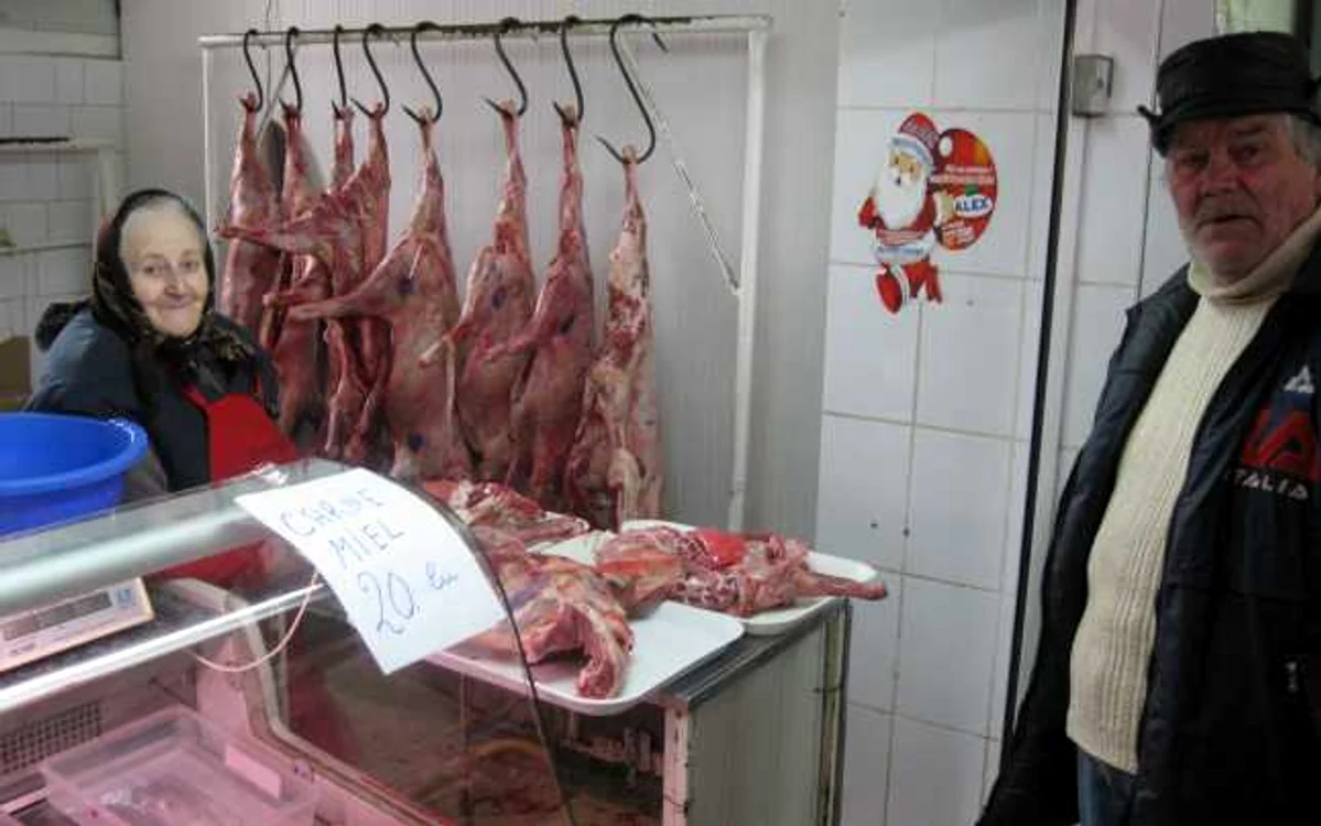 Poliţiştii au confiscat mai multe carcase de miel. FOTO: N.Butnaru