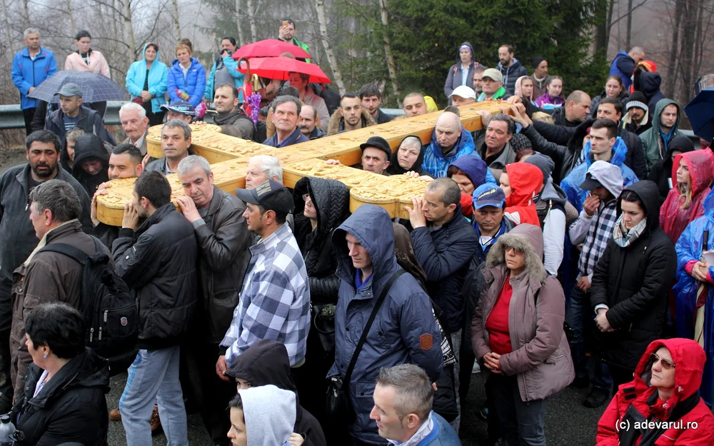 Povestea Drumului Crucii din stațiunea Straja, unul dintre cele mai dificile pelerinaje din România