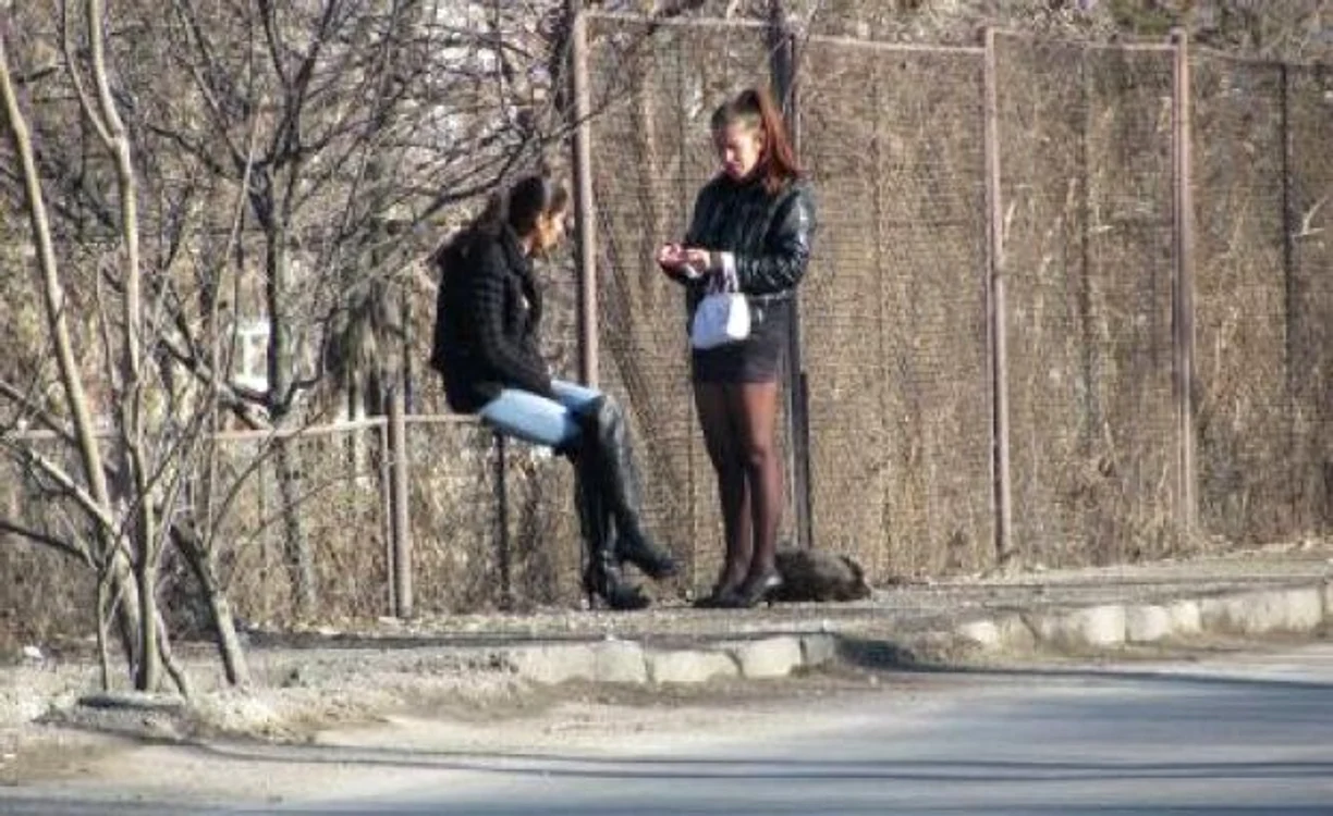 Prostituatele susţin că nu pot să-şi plătească datoriile pentru că nu au venituri