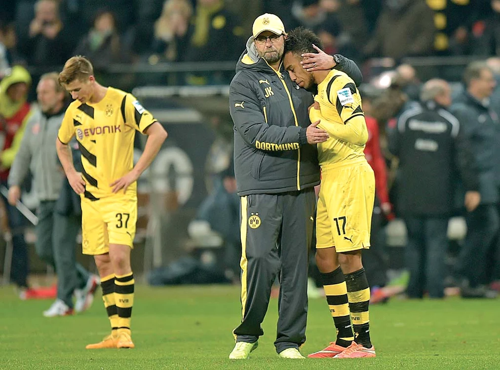 
    Antrenorul Klopp şi-a consolat jucătorii după eşecFoto: AP  