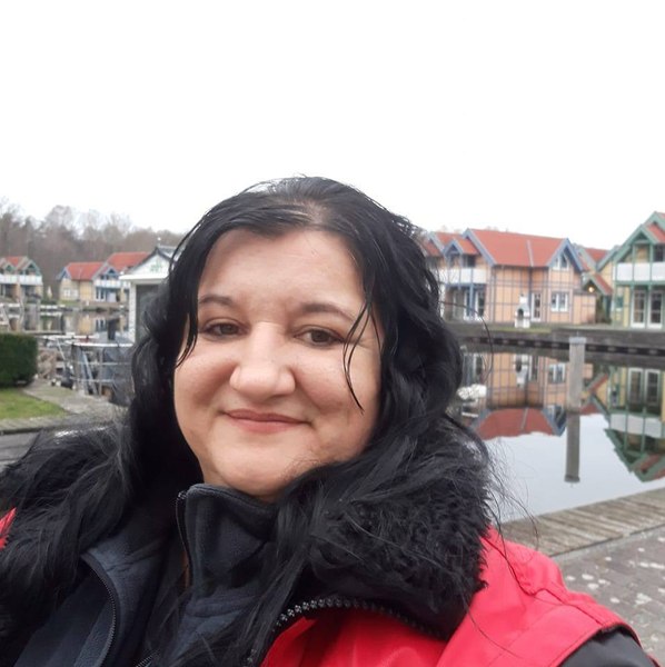 Mama fetei de 12 ani găsită moartă în lada patului se declară nevinovată. Spune că știe cine i-a ucis copila