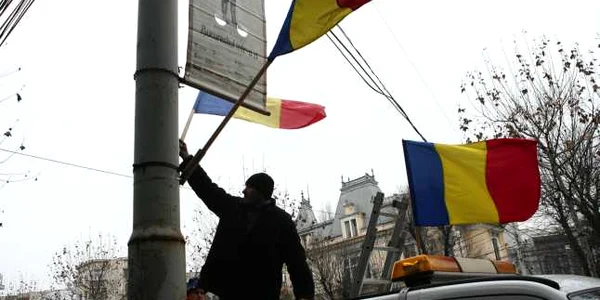 Bărbatul nu a explicat ce a vrut să facă cu steagurile. Arhivă Adevărul