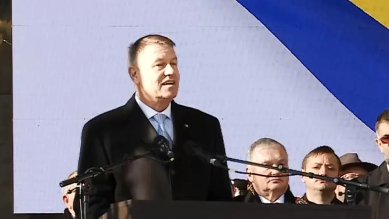 
    Mai multe persoane au huiduit şi au scandat "Vrem autostradă", în timp ce preşedintele Klaus Iohannis şi-a susţinut discursul la manifestările dedicate UniriiFoto: dcnews.ro  