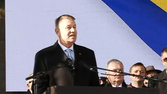 
    Mai multe persoane au huiduit şi au scandat "Vrem autostradă", în timp ce preşedintele Klaus Iohannis şi-a susţinut discursul la manifestările dedicate UniriiFoto: dcnews.ro  