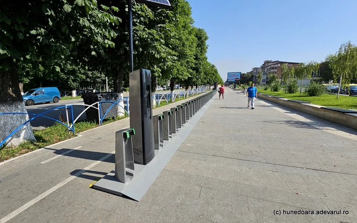Au fost montate primele stații de biciclete în Hunedoara. Foto: Daniel Guță. ADEVĂRUL