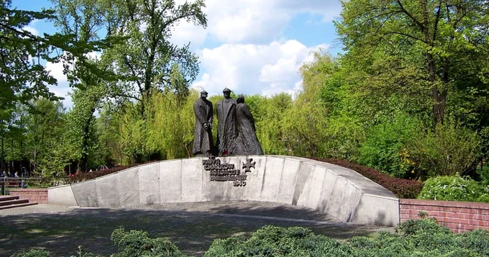 Monument din oraşul polonez Katowice dedicat masacrului de la Katyn