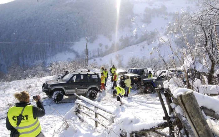 Sute de cadouri au fost împărţite, ieri, de voluntarii CERT