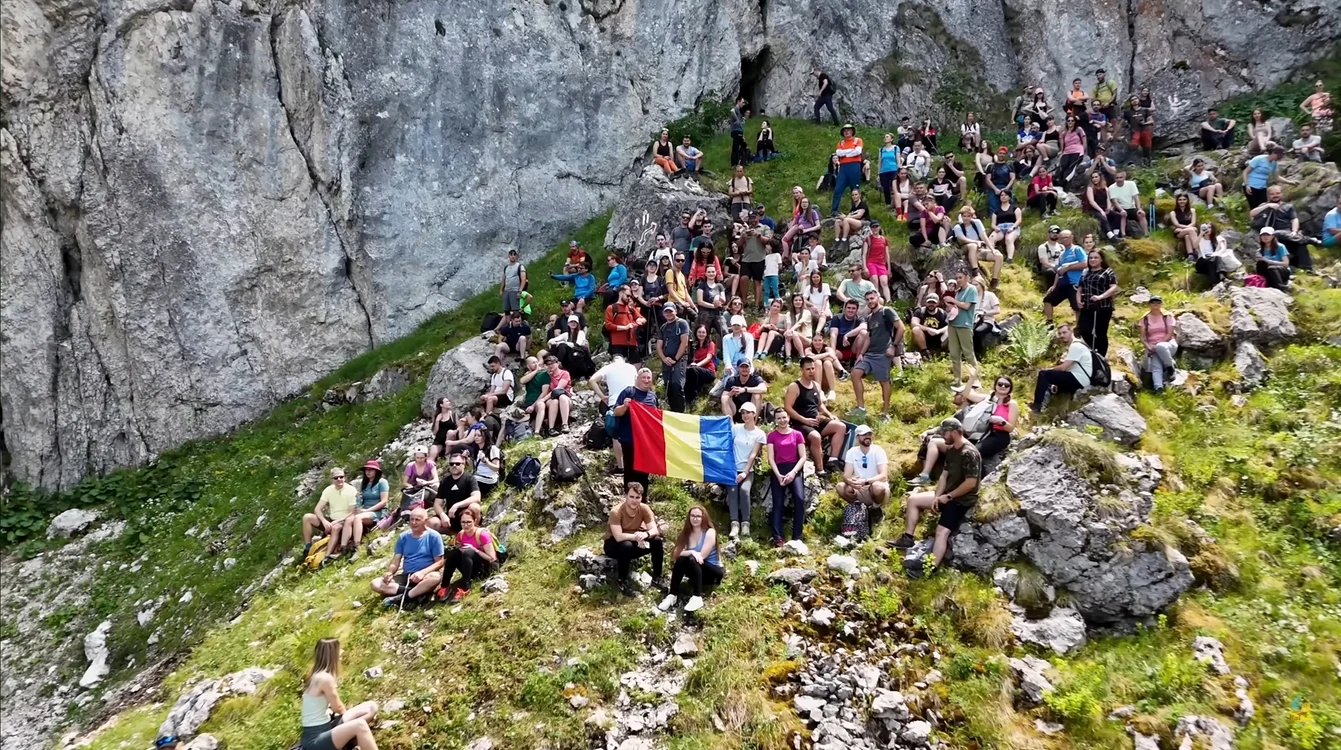 Hiking comunitar al celor de la HaiHui în 2, în 2025 Captură video YouTubeHaiHui în doi