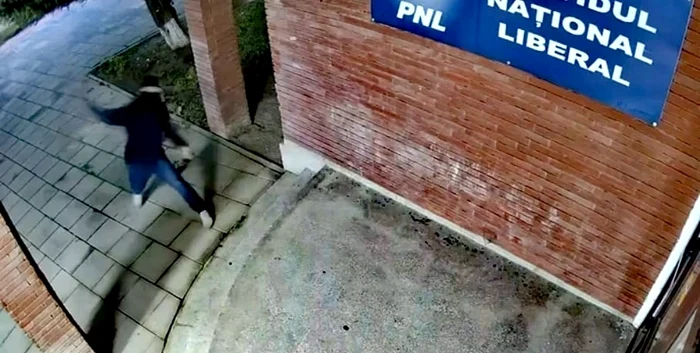 Sediul PNL Deva, vandalizat FOTO: Captură video