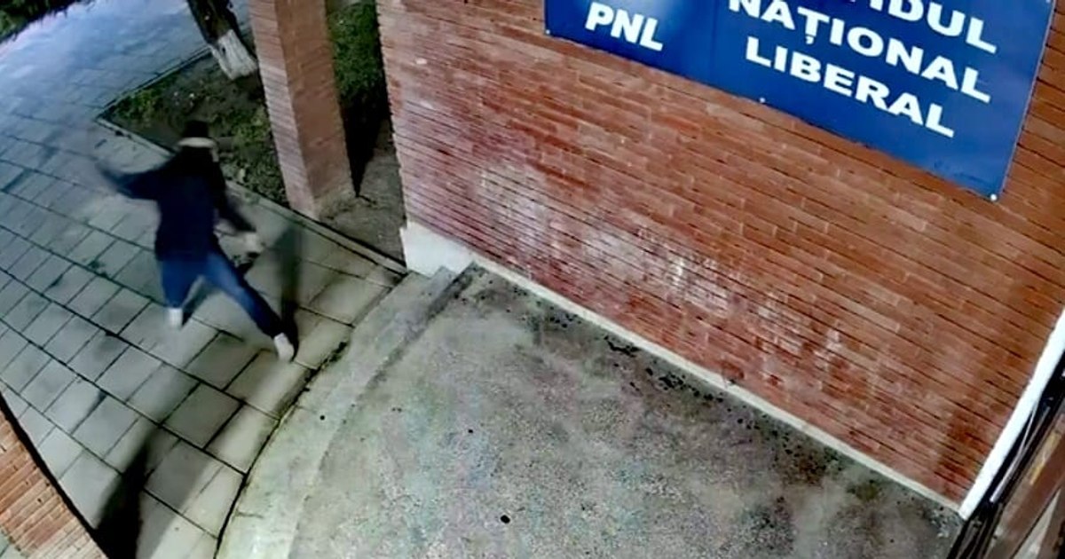 Atac violent la sediul PNL: Un bărbat, reținut după ce a distrus geamurile cu pietre.