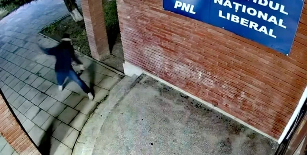 Sediu PNL atacat cu pietre. Un bărbat a spart cu bolovani geamurile și a fost reținut. Cum și-a motivat gestul