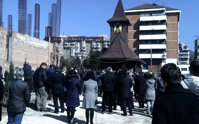 Sute de oameni au venit la înmormântarea tânărului din Petroşani. FOTO: Carmen Cosman.