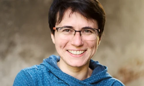 „Încă nu sîntem foarte conștienți că trăim în comunitate“ – interviu cu Lavinia BRANIȘTE jpeg