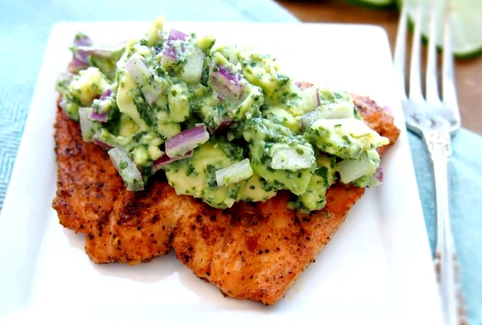 Somon la gratar cu sos salsa facut cu avocado jpeg