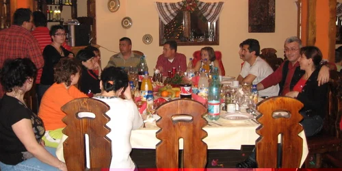 Adunaţi în jurul unei mese pline de bucate, aşa vor petrece Revelionul cei mai mulţi dintre pietreni