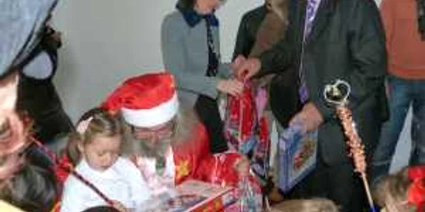Copiii au primit jucării şi dulciuri