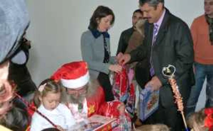 Copiii au primit jucării şi dulciuri