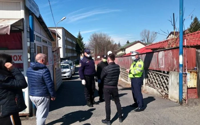 Cei doi au fost duşi la centrul de carantină de la Piteşti FOTO: Denis Grigorescu