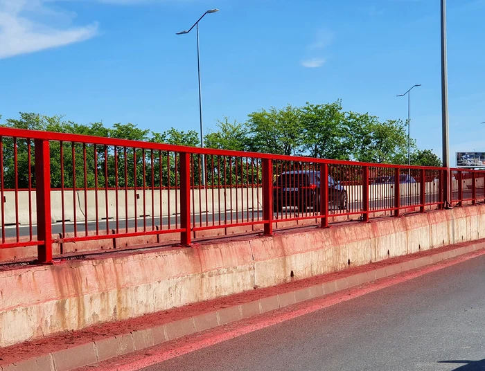 În Otopeni s-au vopsit balustradele cu tot cu împrejurimi Foto: Facebook