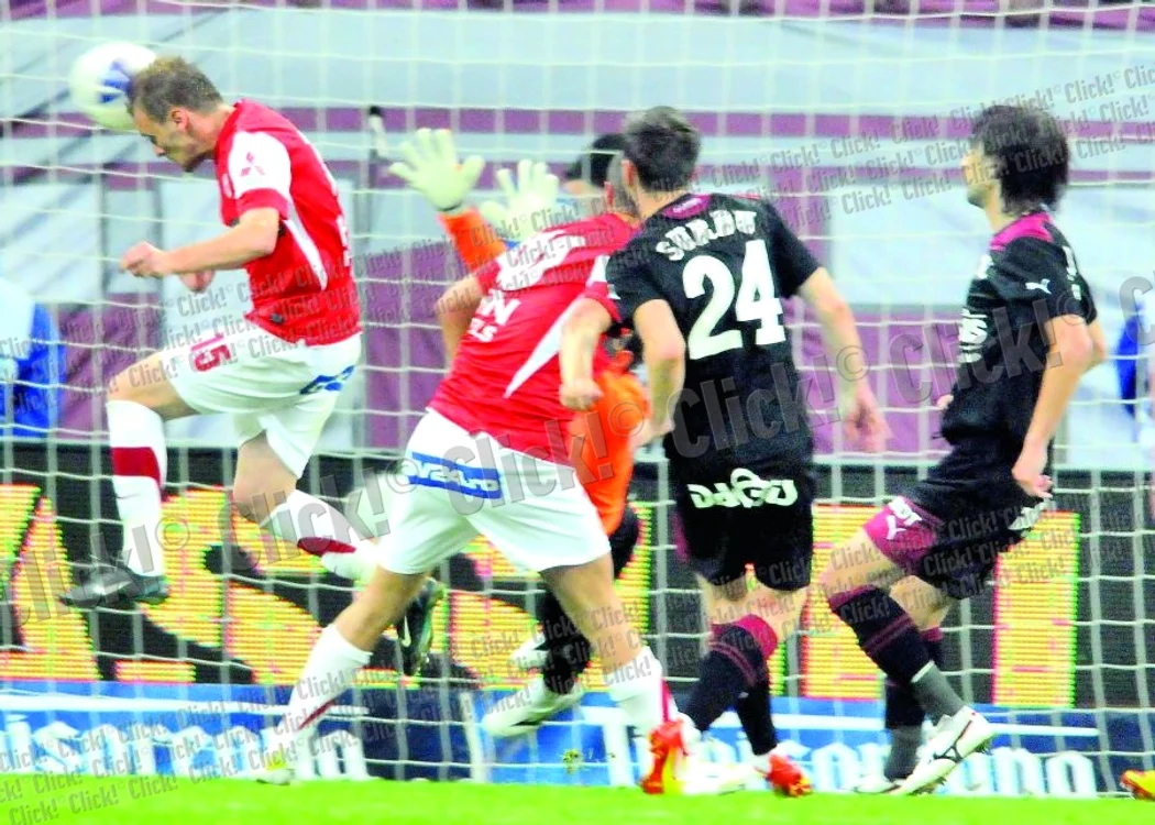 
    Aceasta este faza din care Scarlatache  a marcat golul care a adus primul trofeu  pentru Dinamo din ultimii cinci ani (Foto: Răzvan Păsărică)  
