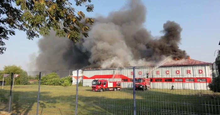 Incendiul de la fabrica de vopseluri s-a soldat cu pagube neestimate încă de autorităţi... (FOTO: Adevărul)