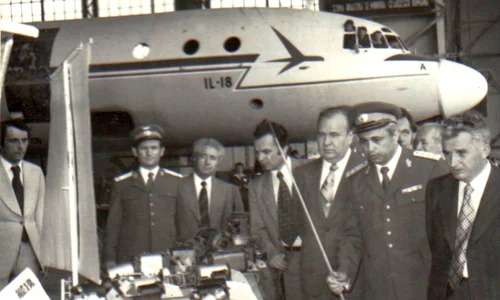 Nicolae Ceauşescu, în vizită la întreprinderea de avioane din Capitală (©  „Fototeca online a comunismului românesc”, cota: 73/1979)