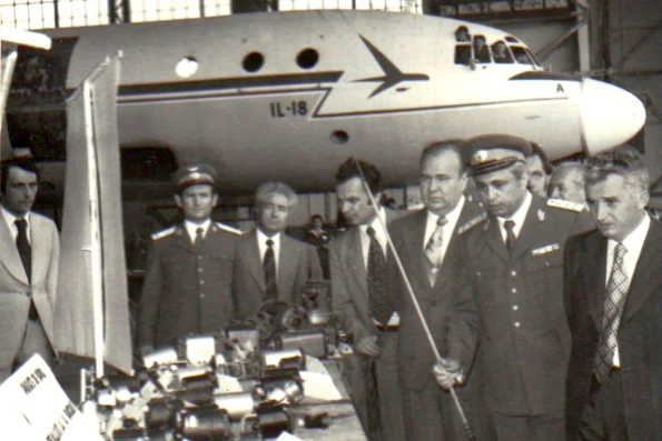 Nicolae Ceauşescu, în vizită la întreprinderea de avioane din Capitală (©  „Fototeca online a comunismului românesc”, cota: 73/1979)