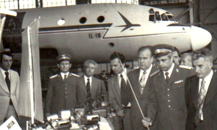 Nicolae Ceauşescu, în vizită la întreprinderea de avioane din Capitală (©  „Fototeca online a comunismului românesc”, cota: 73/1979)