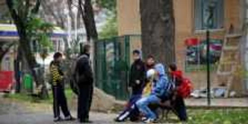 Copiii fug de la ore pentru a se distra în parcuri, cluburi sau baruri, foto Ciprian Dragomir