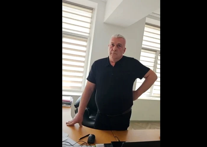 Primarul Vasile Silași a fost insultat şi ameninţat în birou. FOTO: captură video