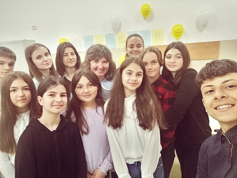 Scriitoarea Iulia Iordan alături de elevii din Scărișoara FOTO: Fb./Iulia Iordan