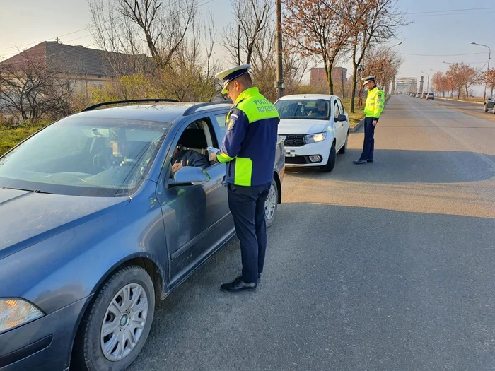 Polițiștii le-au făcut cadouri șoferilor FOTO: IPJ Olt