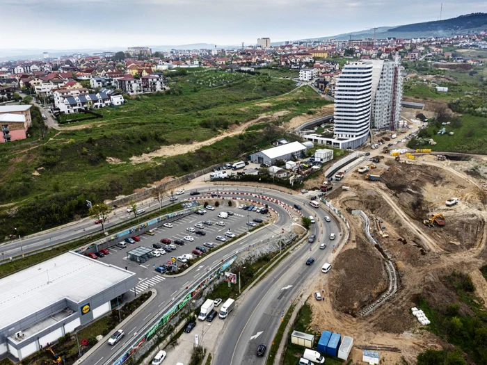 Sensul giratoriu va avea pasaj subteran. FOTO: George Trif