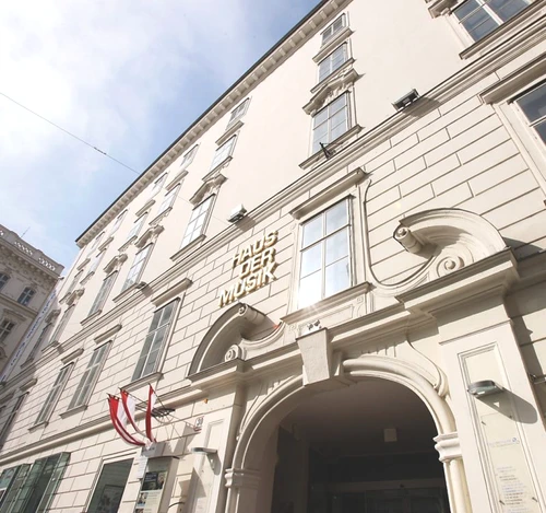 imagine cu exteriorul muzeului care se intinde pe 5000 de m2 jpg jpeg