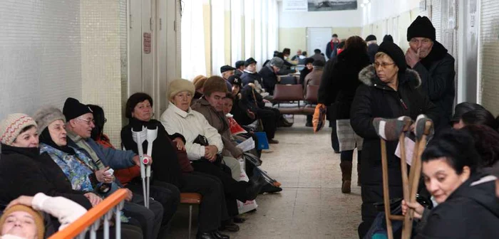 Pacienţii stau zgribuliţi în aşteptarea medicilor